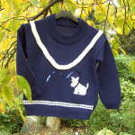 Skn marinebl bluse med en hvid terrier